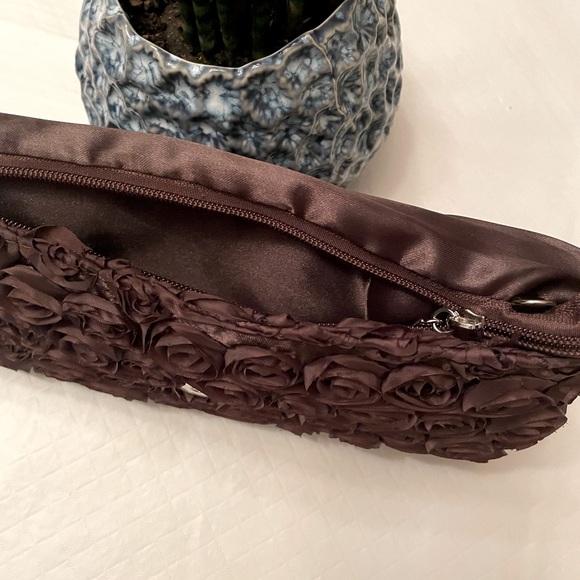 ⬇️27⬇️$21 Brown evening clutch Purse with flower 🌺 blossoms. NWOT necklace set - Picture 4 of 9